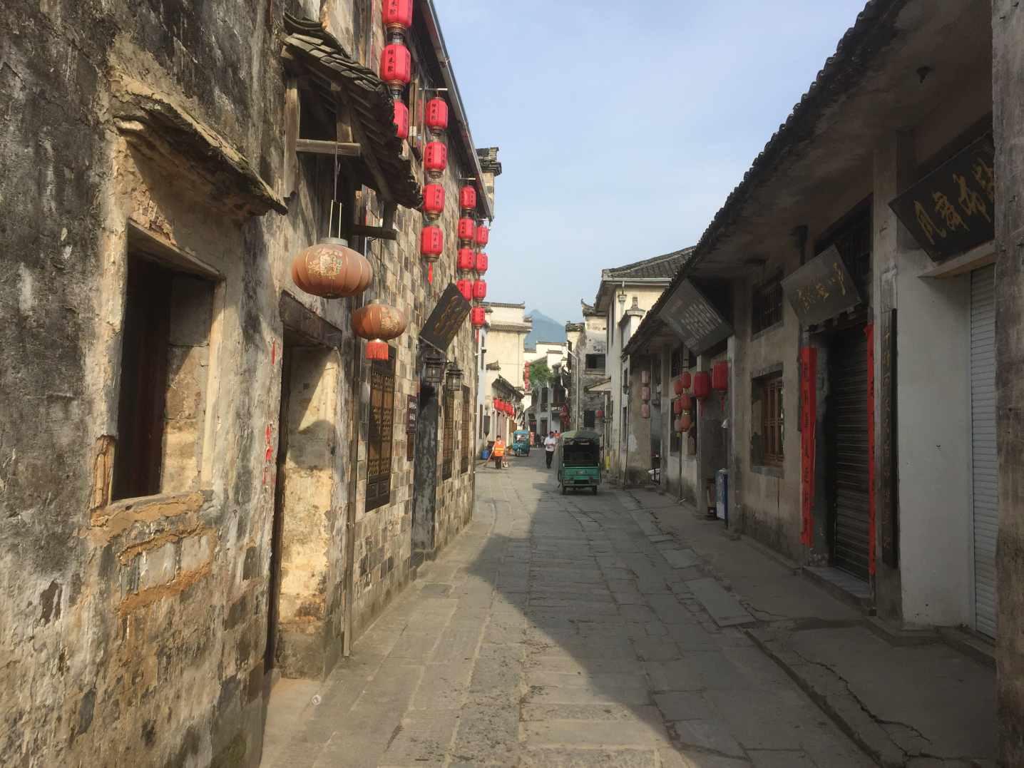 一家三口被困火海，民辅警披着被子三次进出火场